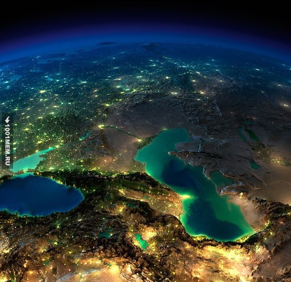 Кавказ и Каспийское море ночью без облаков.